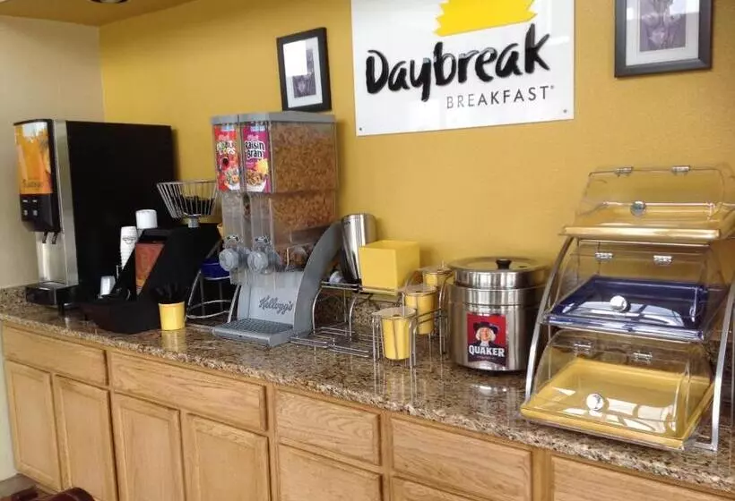 Отель Days Inn By Wyndham Clinton