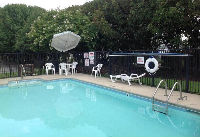 Отель Days Inn By Wyndham Clinton