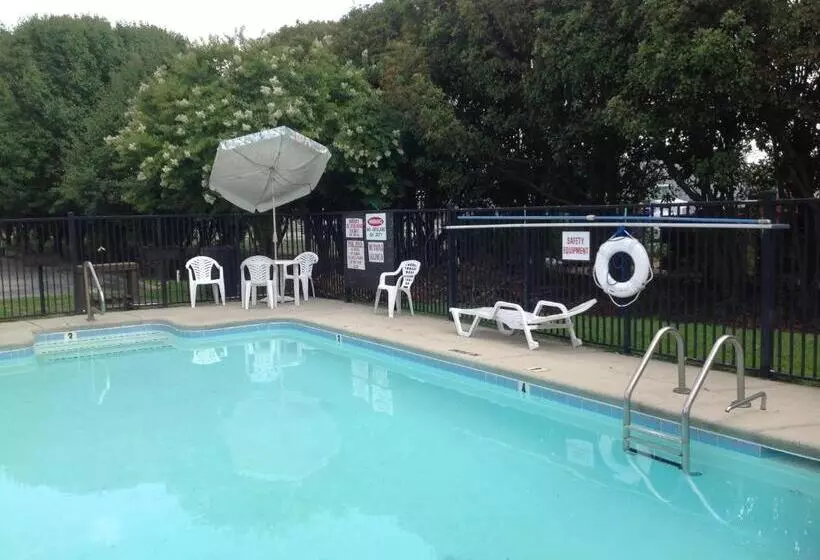 Отель Days Inn By Wyndham Clinton