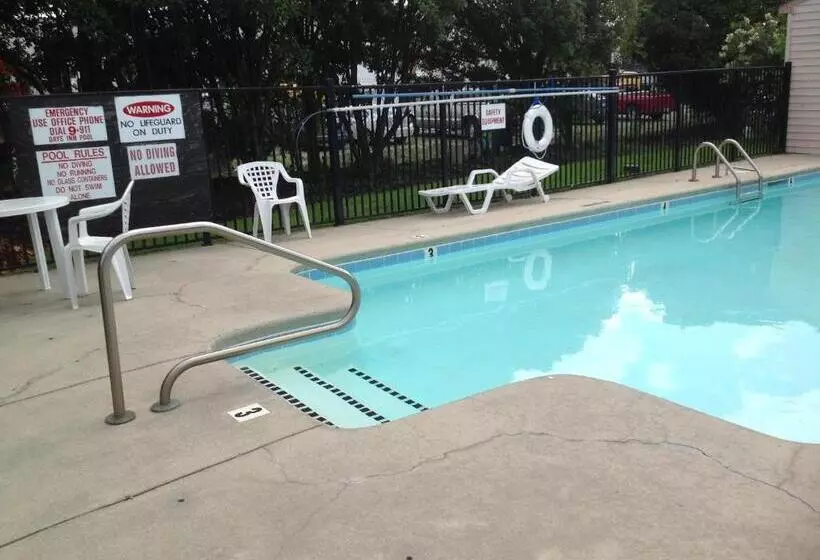 Отель Days Inn By Wyndham Clinton