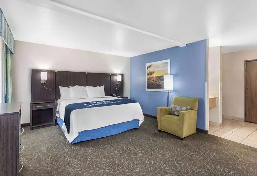בית מלון כפרי Days Inn & Suites By Wyndham East Flagstaff