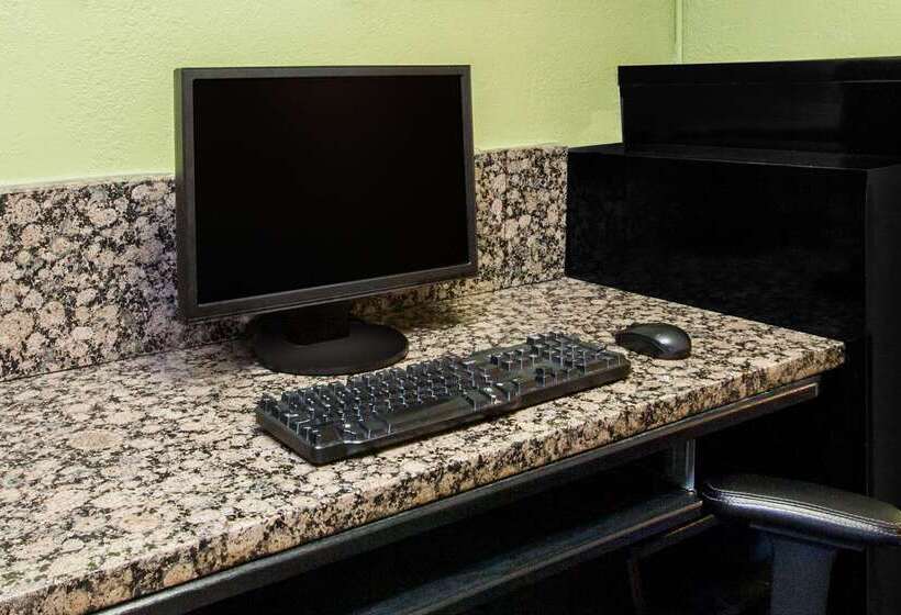 Отель Days Inn & Suites By Wyndham Madison Heights Mi