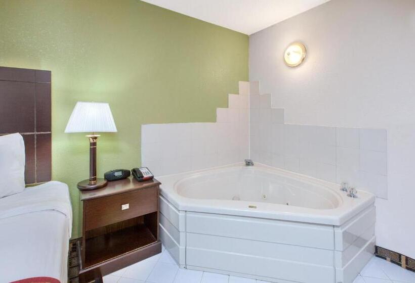 Отель Days Inn & Suites By Wyndham Madison Heights Mi