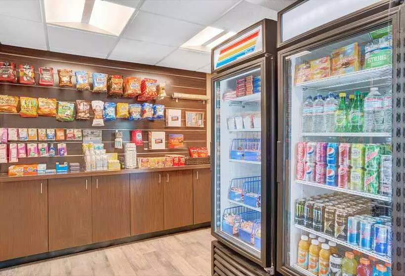 هتل Days Inn & Suites By Wyndham Page Lake Powell