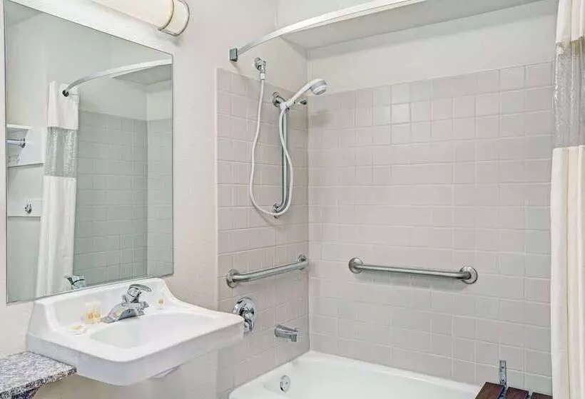 هتل Days Inn & Suites By Wyndham Page Lake Powell