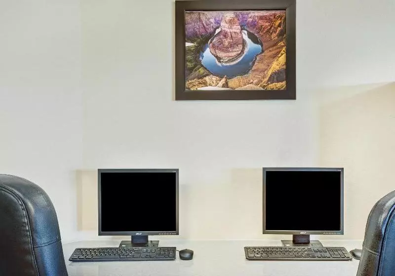 هتل Days Inn & Suites By Wyndham Page Lake Powell