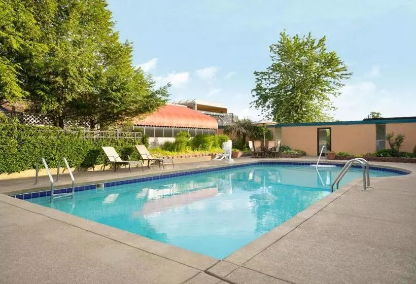 호텔 Days Inn By Wyndham Willoughby/cleveland