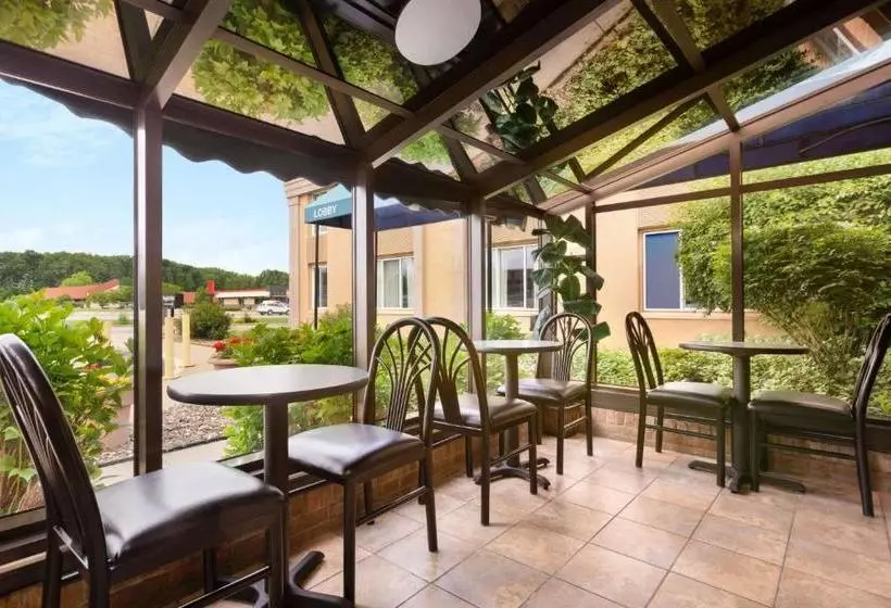 호텔 Days Inn By Wyndham Willoughby/cleveland