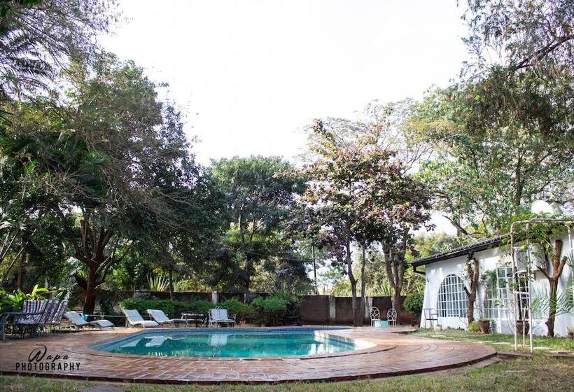 پانسیون Adlib Executive Lodge