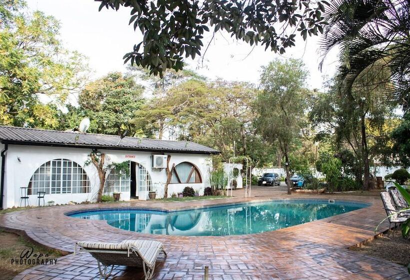 پانسیون Adlib Executive Lodge