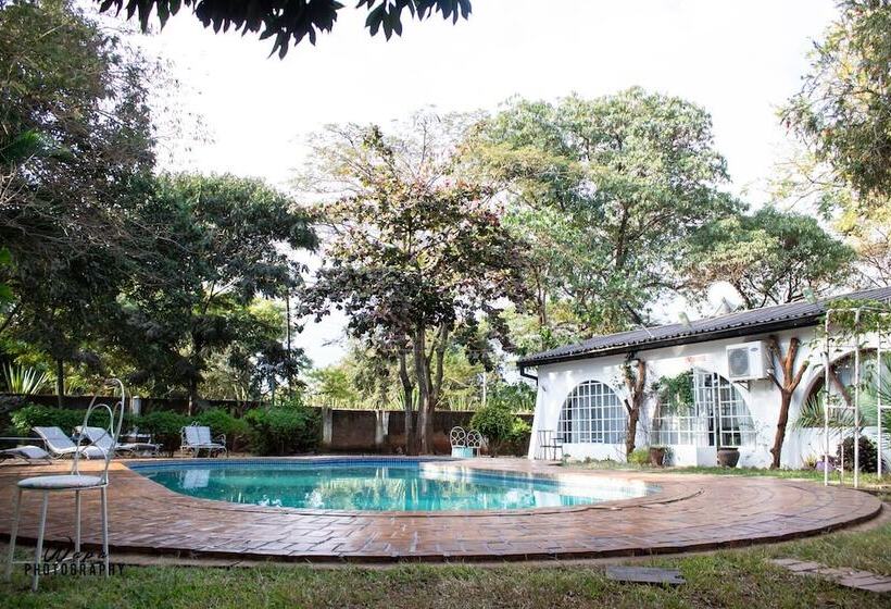 پانسیون Adlib Executive Lodge