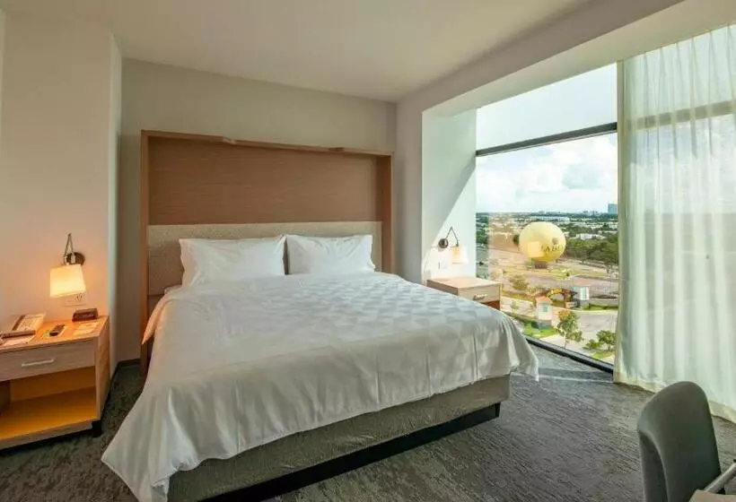 Hotelli Holiday Inn & Suites   Merida La Isla, An Ihg