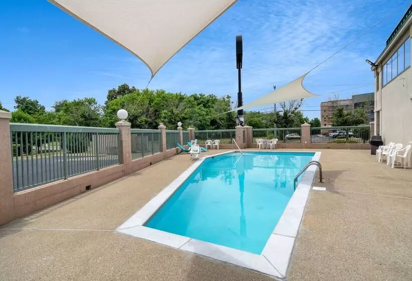 فندق Days Inn By Wyndham Clarksville North Exit 4