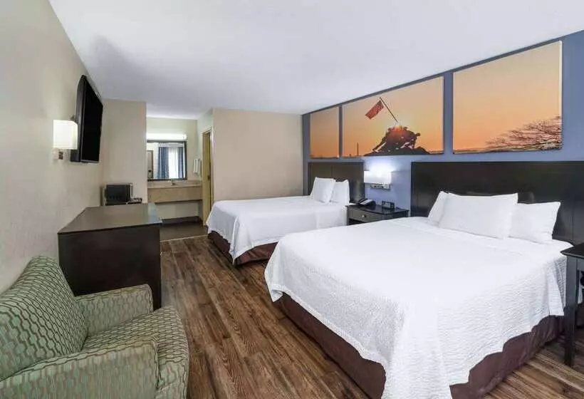 فندق Days Inn By Wyndham Clarksville North Exit 4