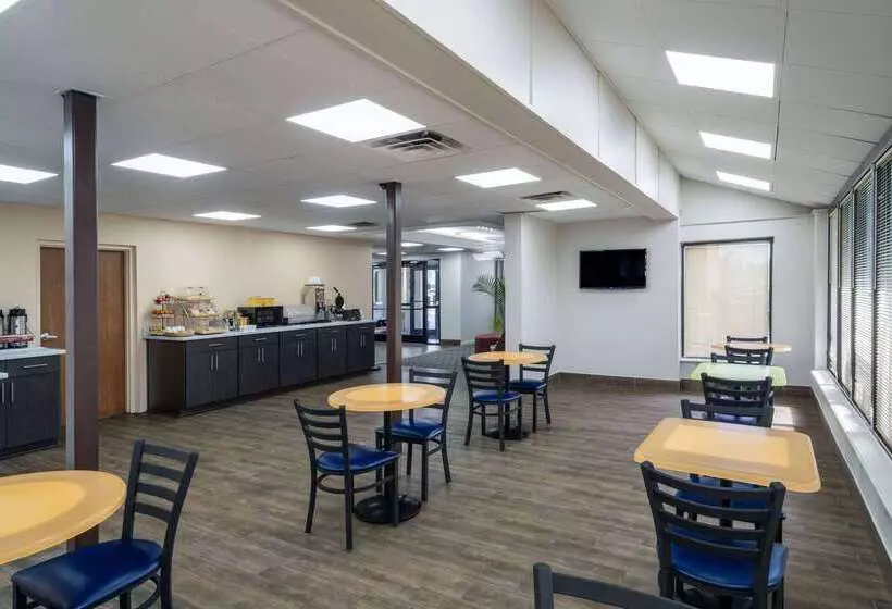 فندق Days Inn By Wyndham Clarksville North Exit 4