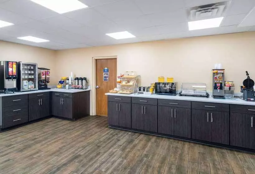 فندق Days Inn By Wyndham Clarksville North Exit 4