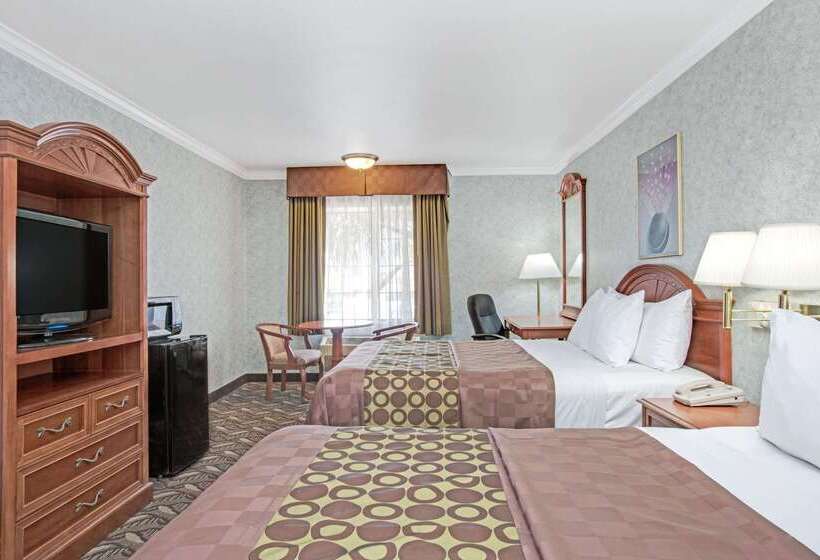 בית מלון כפרי Days Inn By Wyndham Los Angeles Lax/ Redondo&manhattanbeach