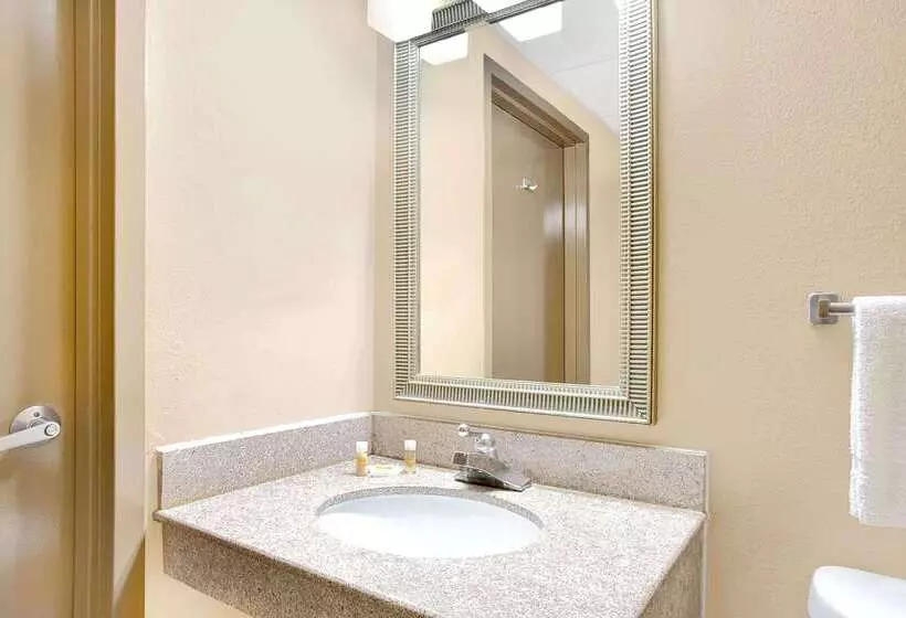 هتل Days Inn By Wyndham Newport News City Center Oyster Point