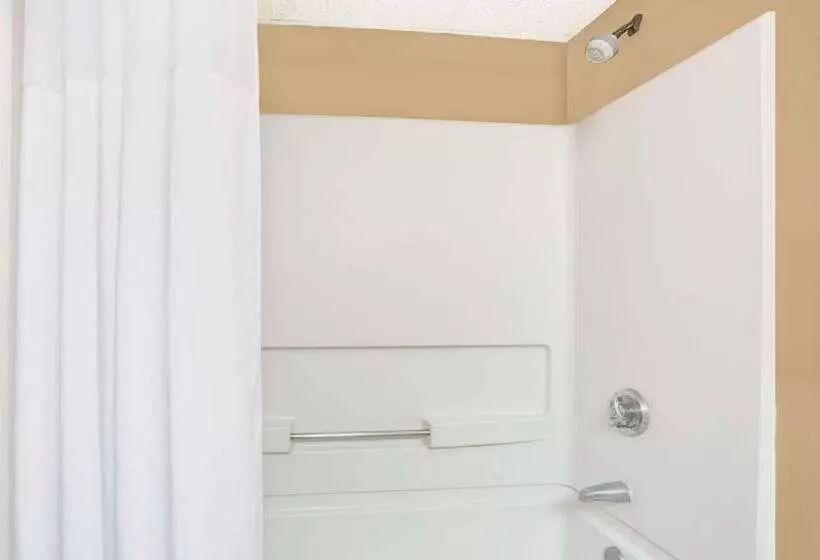 هتل Days Inn By Wyndham Newport News City Center Oyster Point