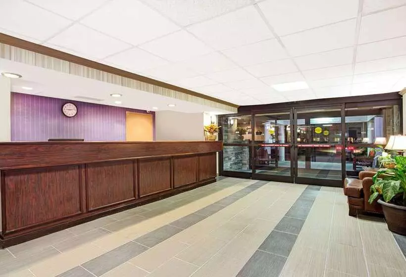 هتل Days Inn By Wyndham Newport News City Center Oyster Point