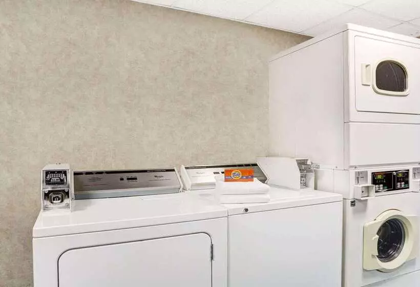 هتل Days Inn By Wyndham Newport News City Center Oyster Point