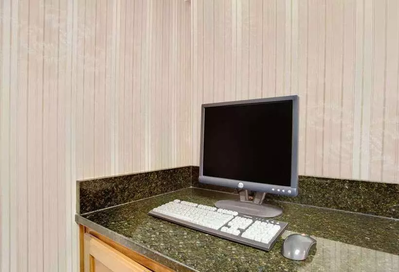 هتل Days Inn By Wyndham Newport News City Center Oyster Point