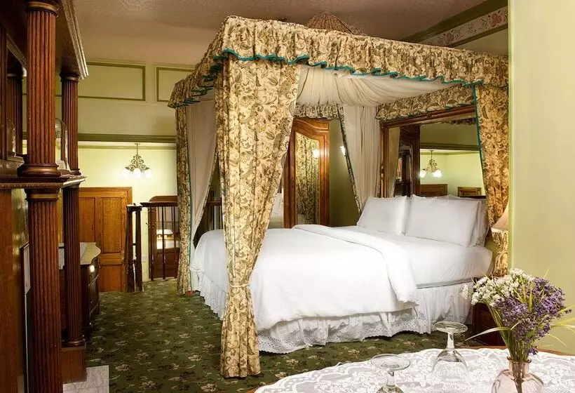 Отель Doryman's Oceanfront Inn