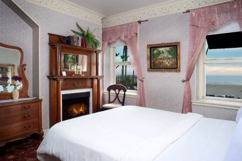 Отель Doryman's Oceanfront Inn