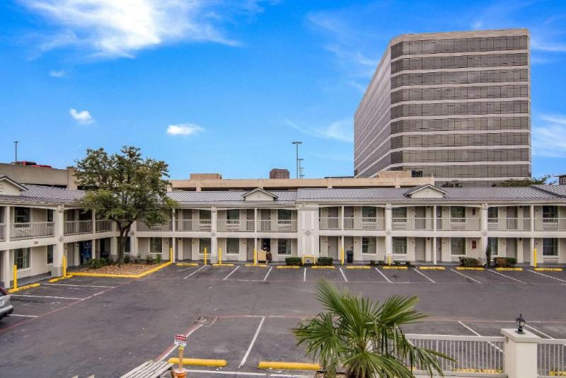 فندق Quality Inn & Suites Dallas Cityplace