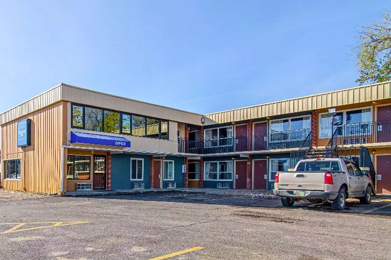 هتل Devils Lake Inn