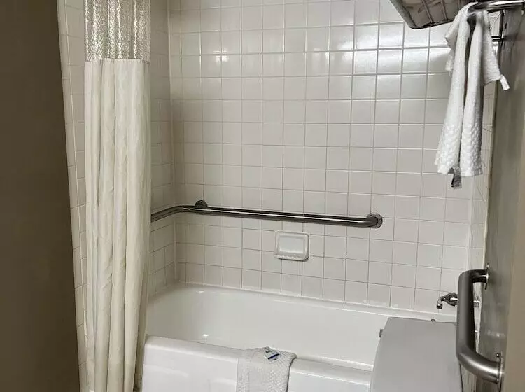 هتل Devils Lake Inn