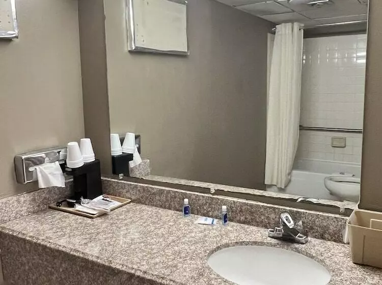 هتل Devils Lake Inn