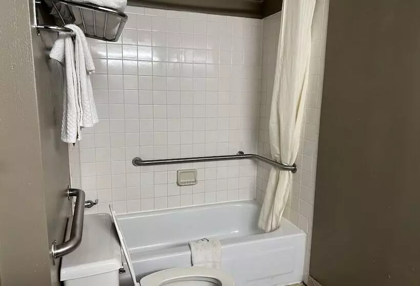 هتل Devils Lake Inn