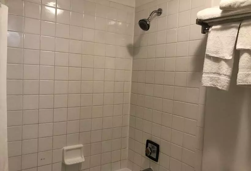 هتل Devils Lake Inn