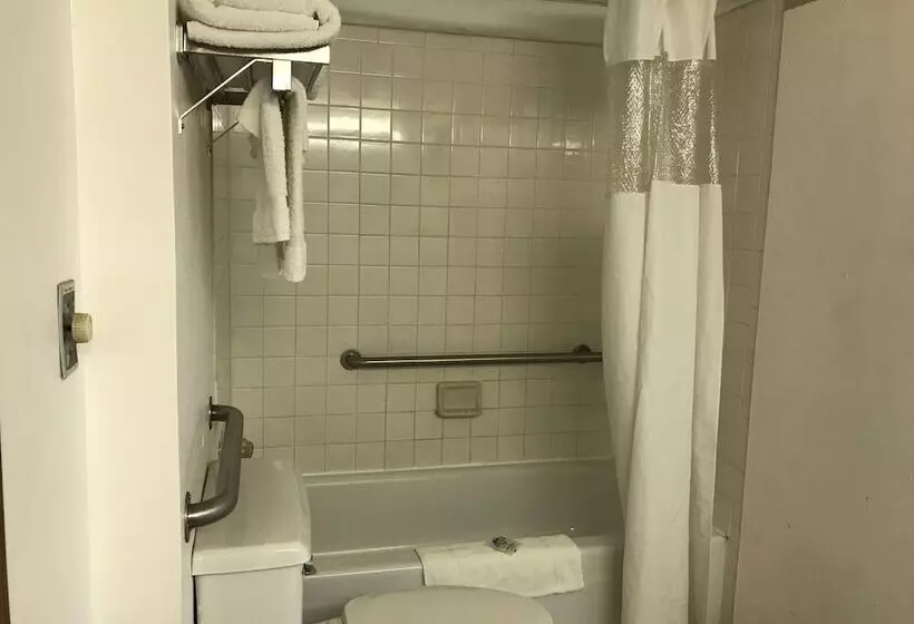 هتل Devils Lake Inn