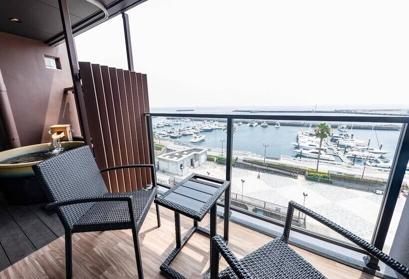 בית מלון כפרי Livemax Resort Atamiseafront