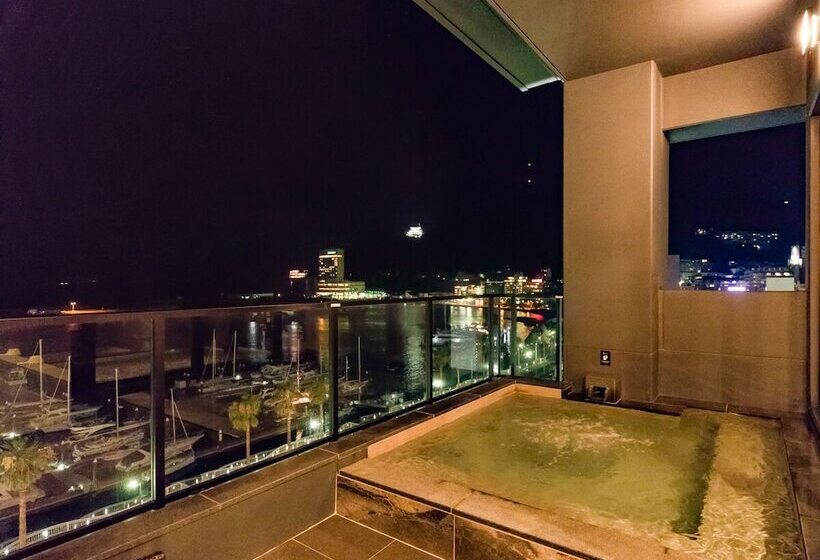 בית מלון כפרי Livemax Resort Atamiseafront