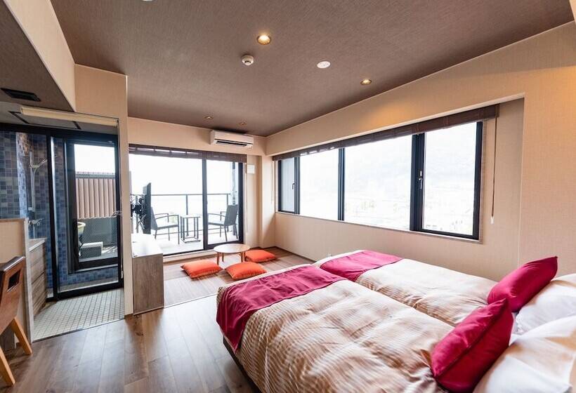 בית מלון כפרי Livemax Resort Atamiseafront