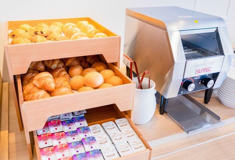 בית מלון כפרי Livemax Resort Atamiseafront