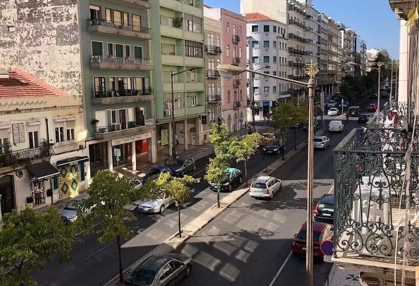 Retkeilymaja Charming Episode