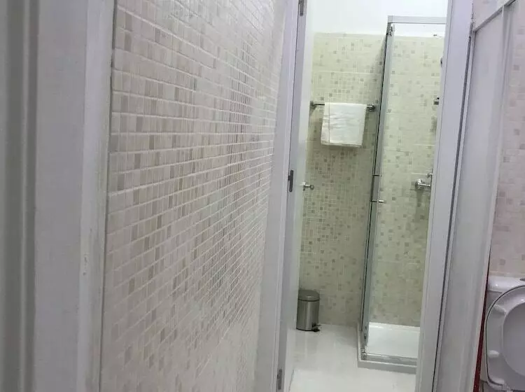 Retkeilymaja Charming Episode