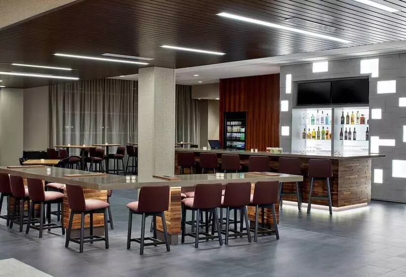هتل Courtyard By Marriott Albany Airport