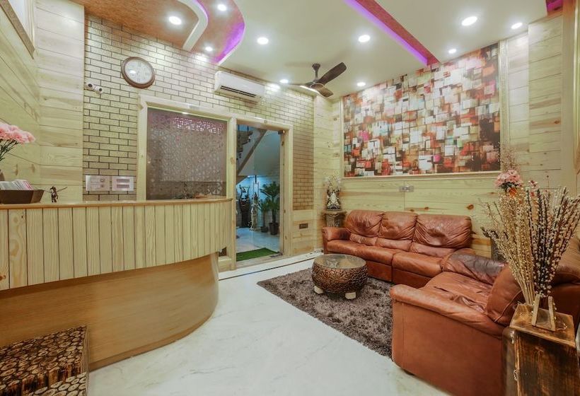 酒店 The Lodge B&b By Oyo Rooms