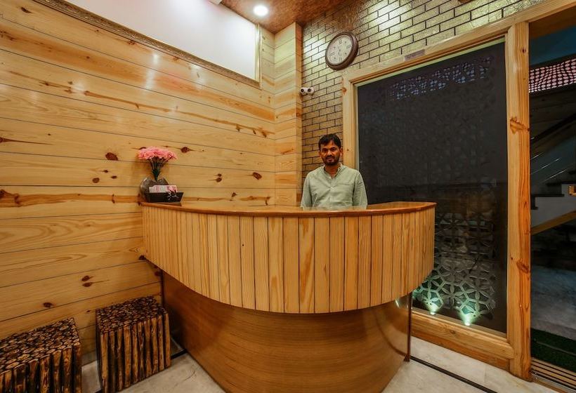 酒店 The Lodge B&b By Oyo Rooms