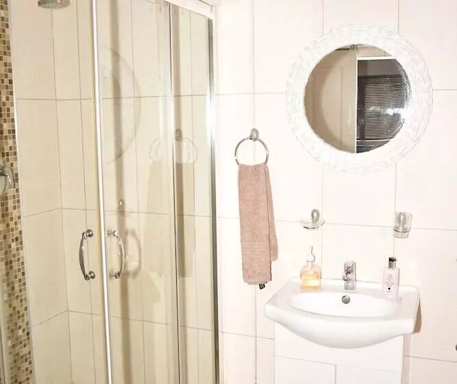 Majatalo Cove View Bed & Breakfast