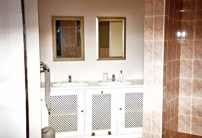 Majatalo Cove View Bed & Breakfast