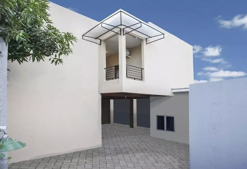 ユースホステル Eirini Family Homestay By Oyo Rooms