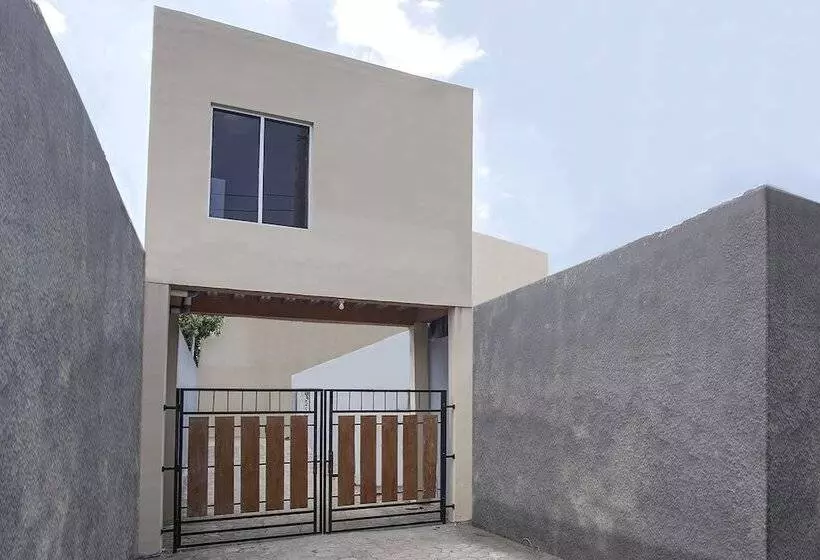 ユースホステル Eirini Family Homestay By Oyo Rooms