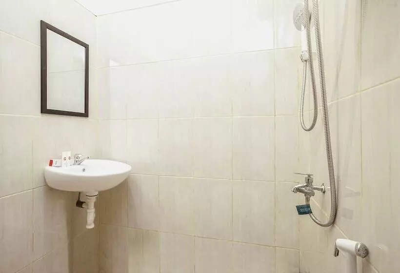 ユースホステル Eirini Family Homestay By Oyo Rooms
