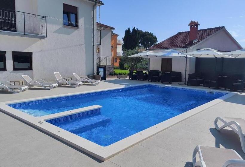 Pensjonat Viktor Rooms And Apartments